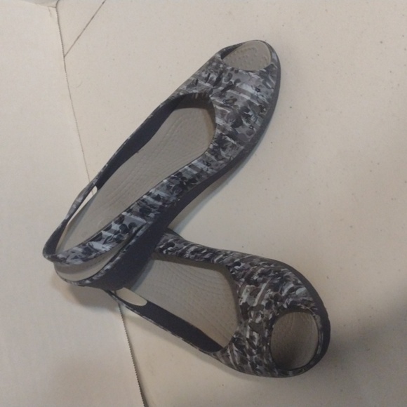 CROCS Women's "MABYN" Stripe Floral Mini Wedge Slingback Sandals size 6 peeptoe - Picture 9 of 9